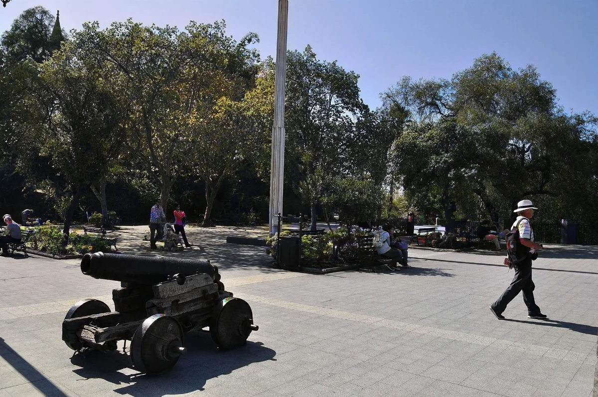 Plaza con cañón y pérgola en la base del Cerro Santa Lucía, Santiago — aprox. 1880–1930 | Chile de Ayer