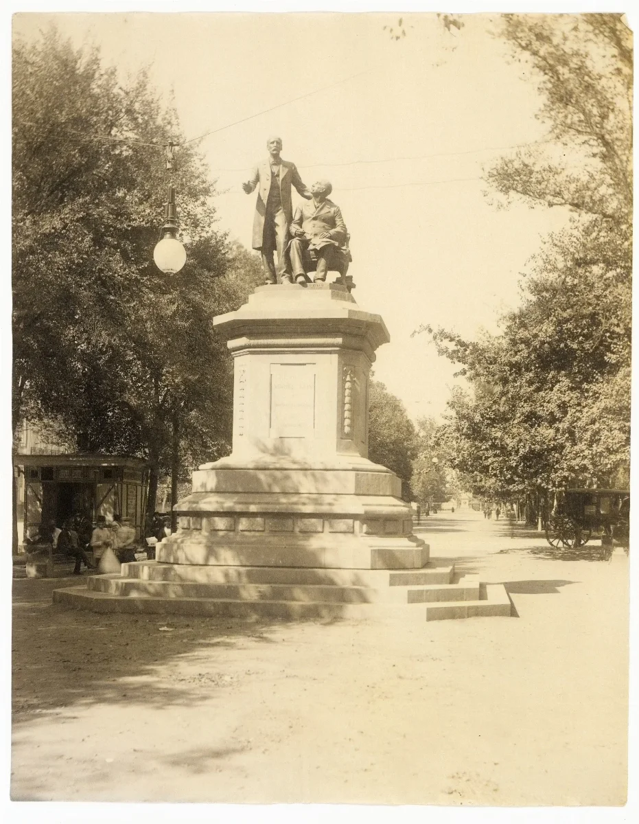Monumento a Hermanos Amunátegui, Alameda de Santiago, ca. 1904 — Casa Central de la Universidad de Chile — 1904 | Chile de Ayer
