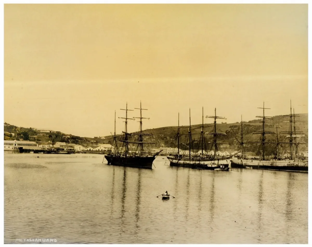 Barcos a vela en Talcahuano, 1910 — Bahía de Talcahuano — 1910 | Chile de Ayer