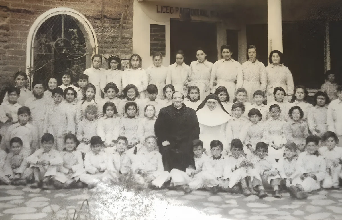 1959 Alfredo Arteaga con el 1ero basico de Escuela Parroquial — Santiago — 1959 | Chile de Ayer