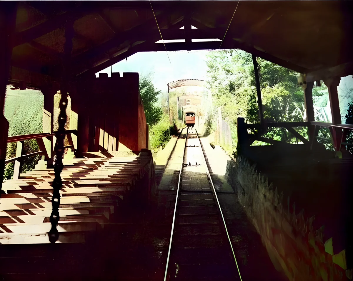View of a funicular railway in Valparaíso, Chile, in February 1957 — Santiago — 1957 | Chile de Ayer