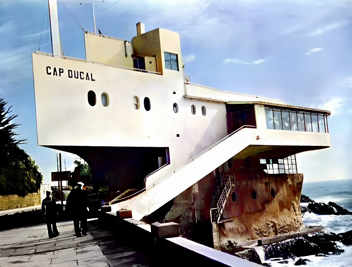 View of the Cap Ducal Hotel, in Viña del Mar, Chile, circa in July 1957 — 1957 | Chile de Ayer