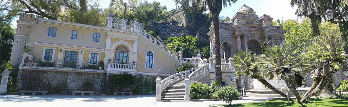 Cerro Santa Lucía, pabellón blanco con columnas y mansión amarilla — aprox. 1880–1930 | Chile de Ayer