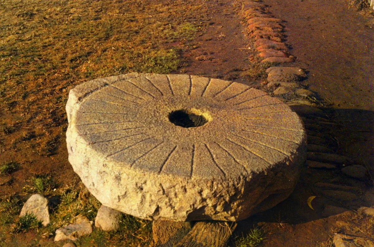 Piedra de Molino en Isla Robinson Crusoe, 1938 — Isla Robinson Crusoe — 1938 | Chile de Ayer