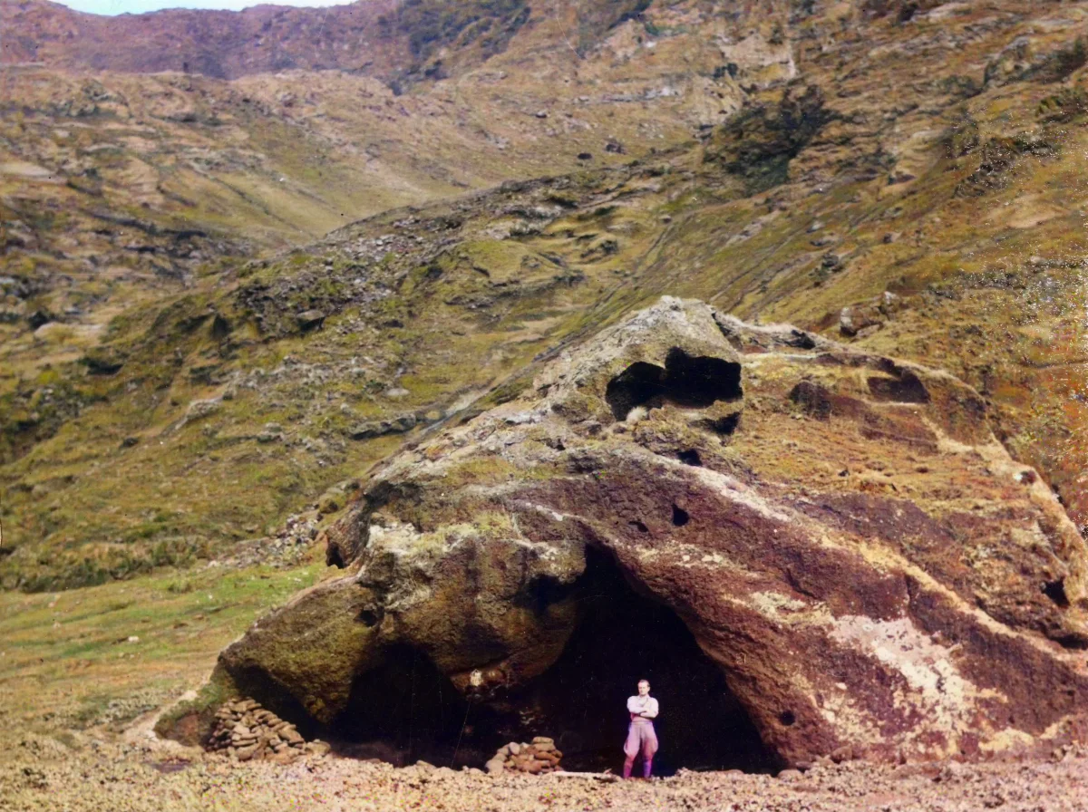 Cueva en Isla Robinson Crusoe, 1938 — Isla Robinson Crusoe — 1938 | Chile de Ayer