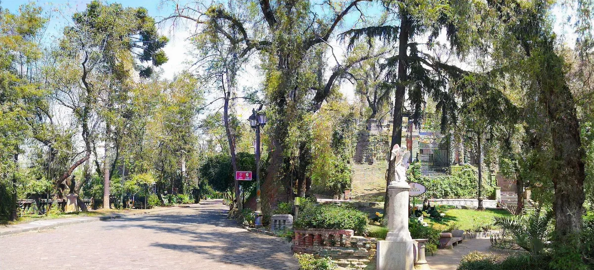 Sendero arbolado del Cerro Santa Lucía con estatua blanca al fondo — aprox. 1880–1930 | Chile de Ayer