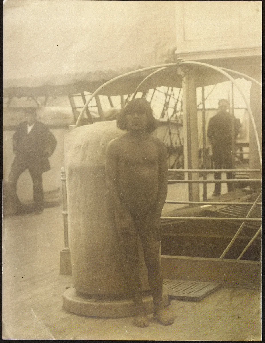 Hombre Kawésqar en barco Vanadium, ca. 1894 — 1894 | Chile de Ayer