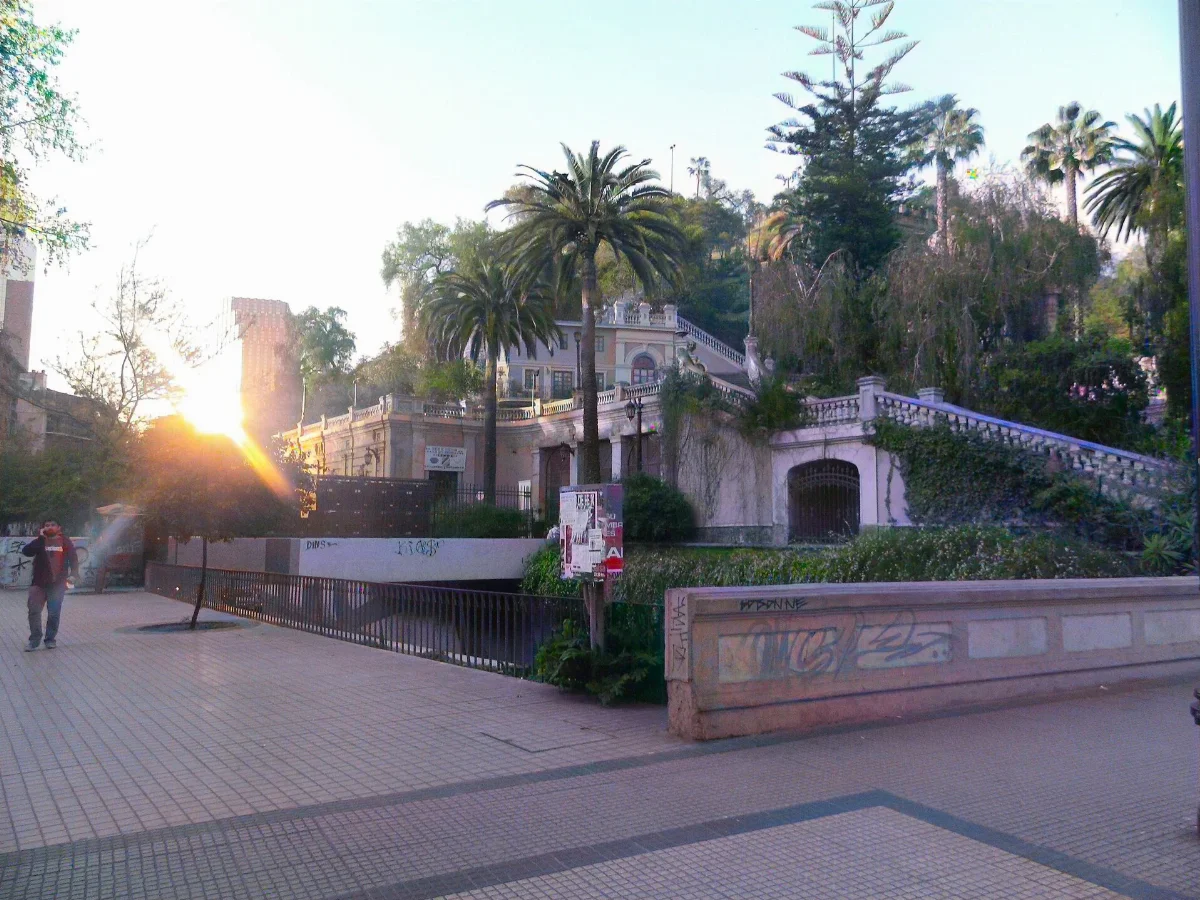 Entrada principal del Cerro Santa Lucía junto a la Alameda, Santiago — aprox. 1880–1930 | Chile de Ayer