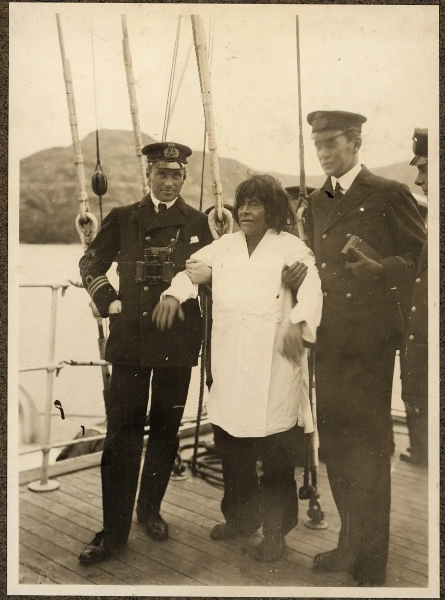 Oficiales suecos exhiben a hombre Kawésqar, Patagonia, ca. 1923 — 1923 | Chile de Ayer