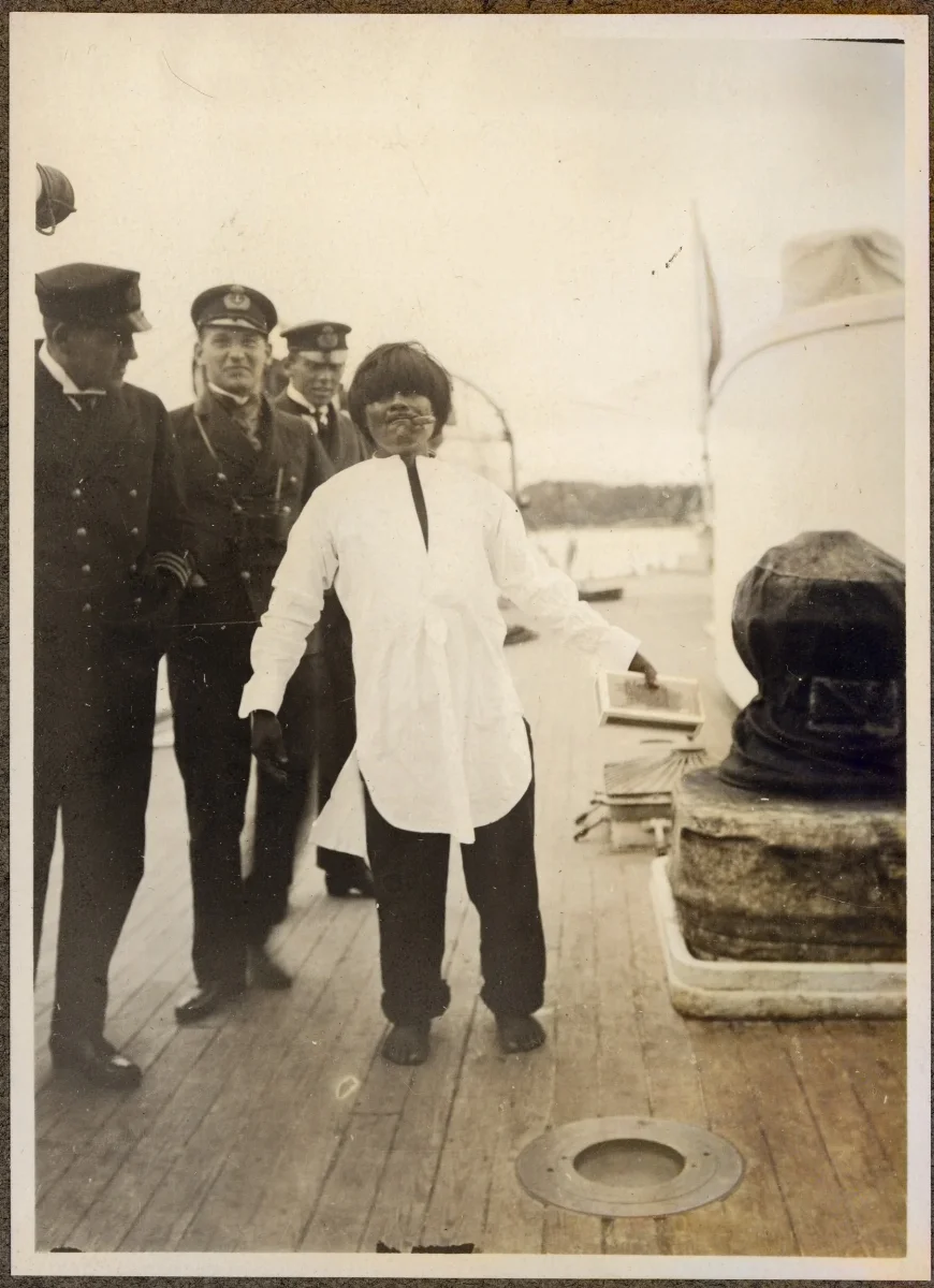 Oficiales suecos y hombre kawésqar a bordo del Fylgia, ca. 1923 — 1923 | Chile de Ayer