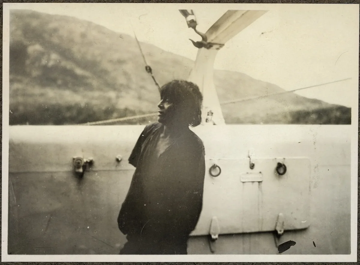 Hombre Kawésqar a bordo del Fylgia, ca. 1923 — 1923 | Chile de Ayer