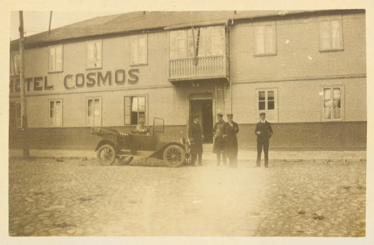 Hombres y automóvil en Punta Arenas, ca. 1923 — 1923 | Chile de Ayer