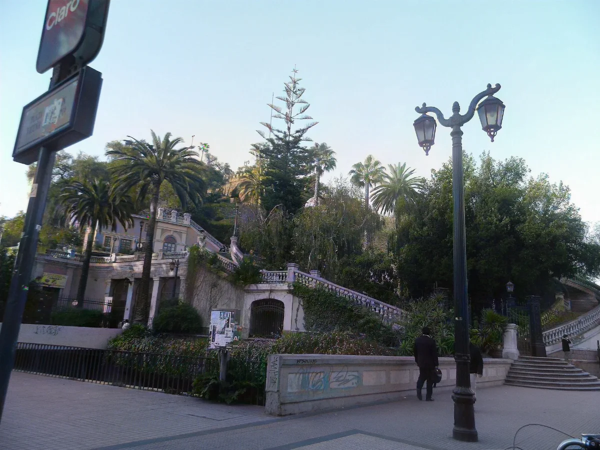 Plaza Neptuno y terraza del Cerro Santa Lucía con farol ornamental y palmeras — aprox. 1880–1930 | Chile de Ayer