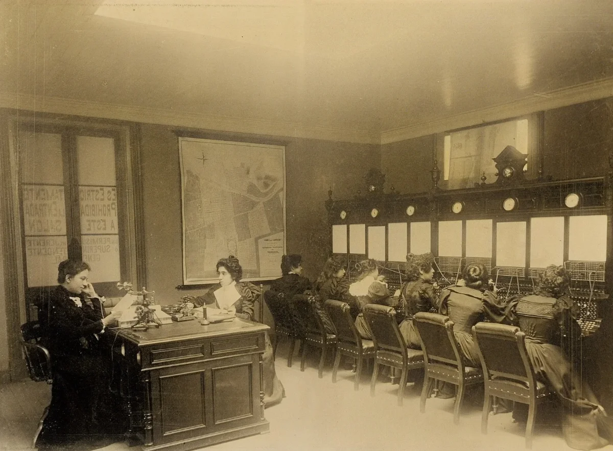 Estación telefónica en Santiago, 1897 — 1897 | Chile de Ayer