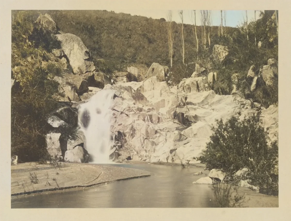 Salto de agua, alrededores Santiago, ca. 1868 — 1865 | Chile de Ayer