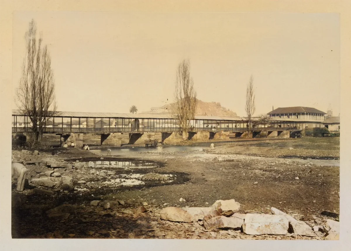 Puente de palo en Santiago, ca. 1868 — 1865 | Chile de Ayer