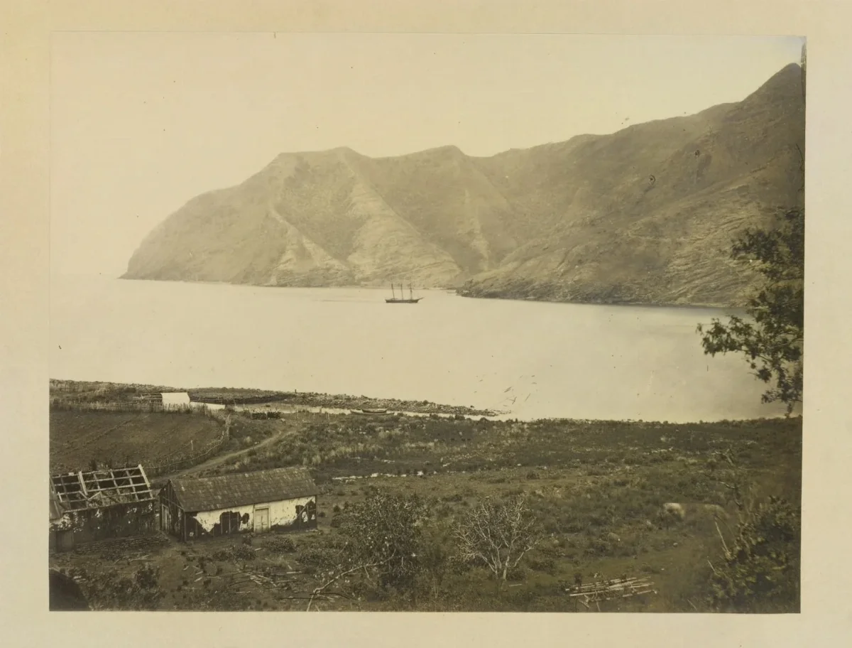 Bahia Cumberland, Isla Robinson Crusoe, Juan Fernández, 1868 — 1865 | Chile de Ayer