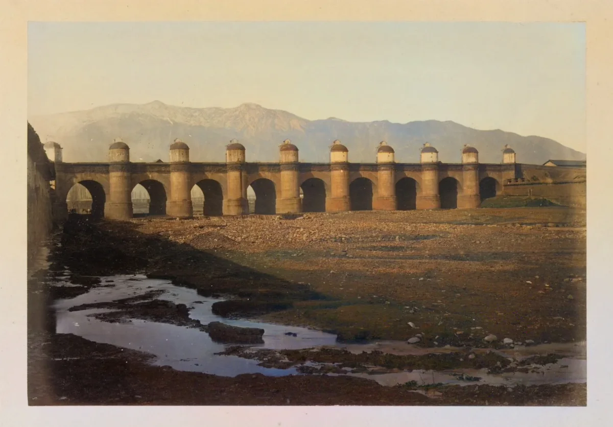 Puente Cal y Canto en Río Mapocho, Santiago, 1868 — 1865 | Chile de Ayer