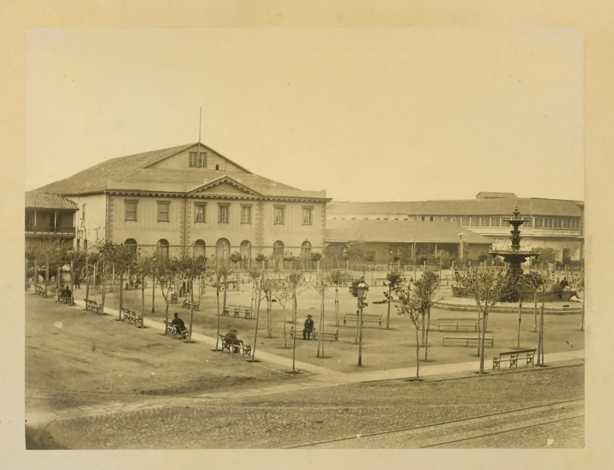 Plaza y Teatro Victoria de Valparaíso, 1868 — 1865 | Chile de Ayer