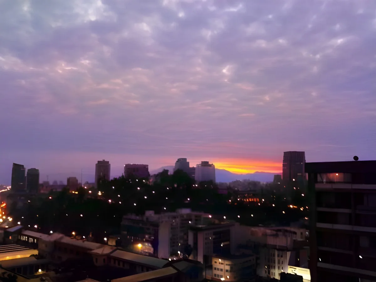 Atardecer sobre Santiago con la cordillera de los Andes al fondo — aprox. 1880–1930 | Chile de Ayer