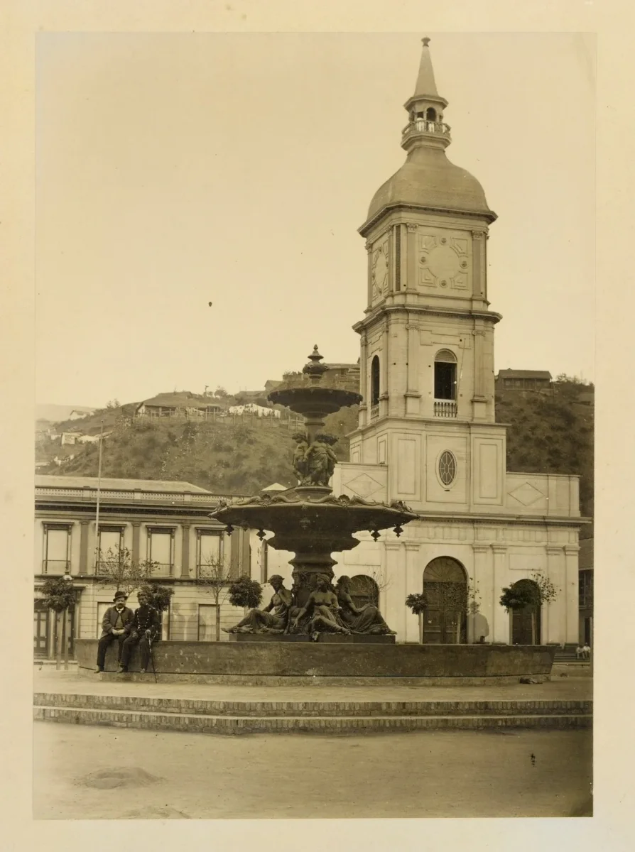 Fuente en Plaza Victoria e Iglesia en Valparaíso, 1868 — 1865 | Chile de Ayer