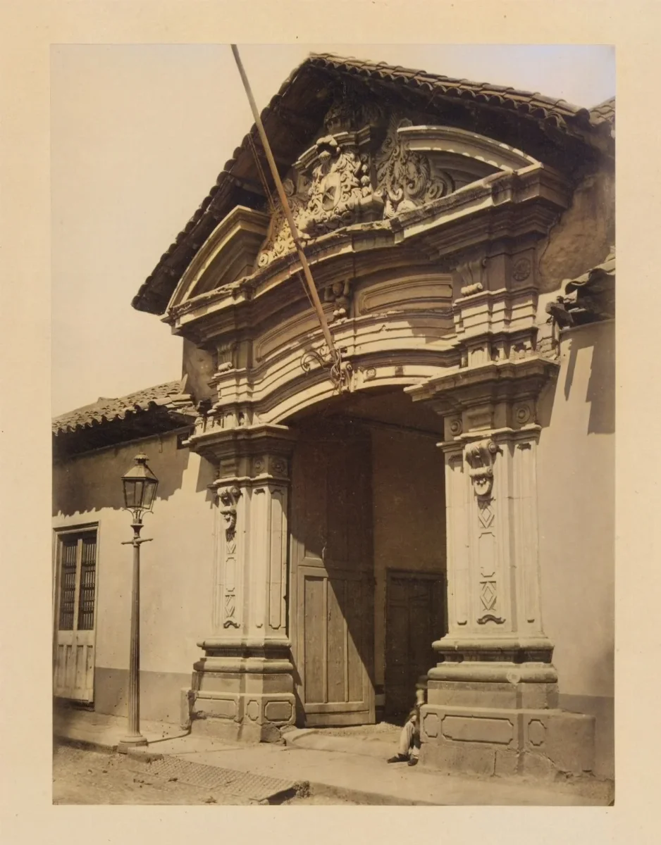 Puerta con ornamentos de piedra de la época colonial, Santiago, 1868 — 1865 | Chile de Ayer