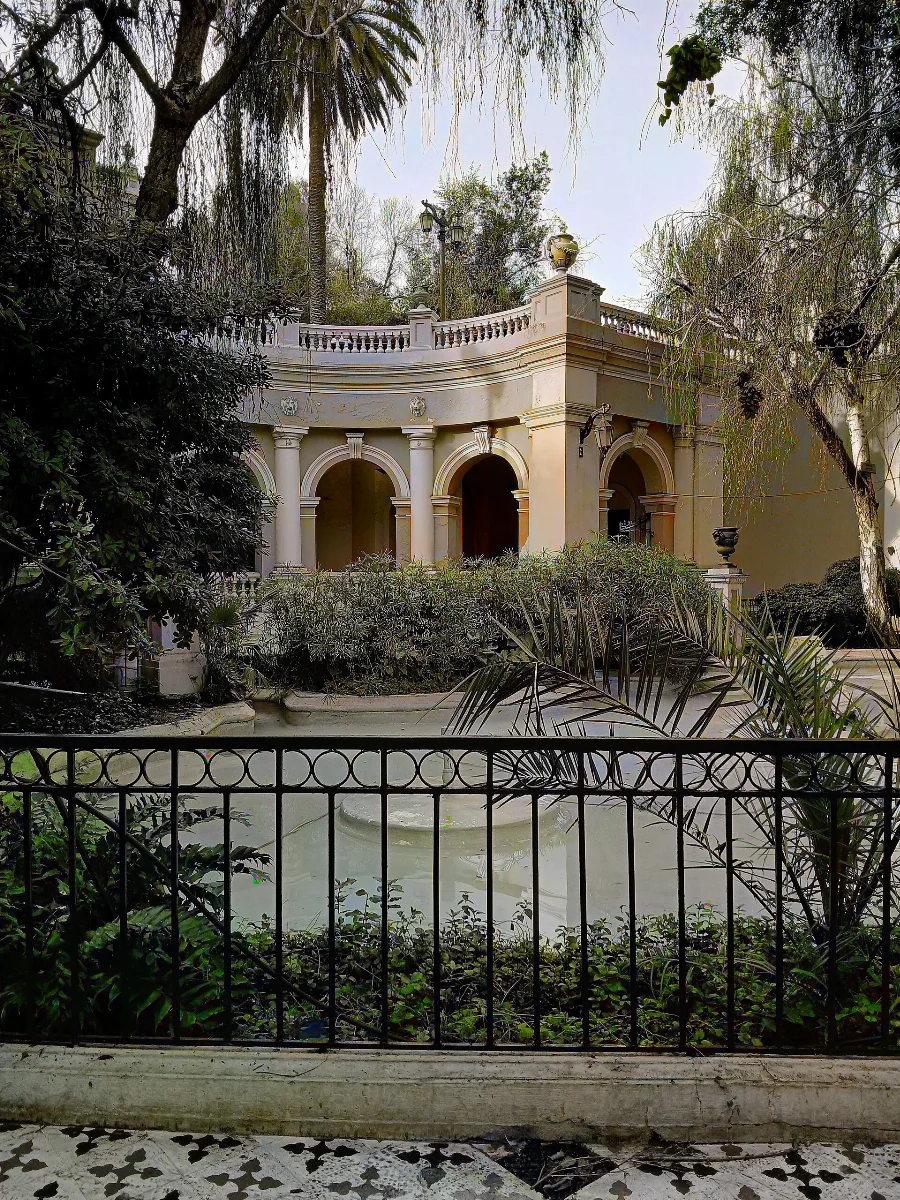 Pabellón neoclásico en Cerro Santa Lucía con arcos y sauces — aprox. 1880–1930 | Chile de Ayer