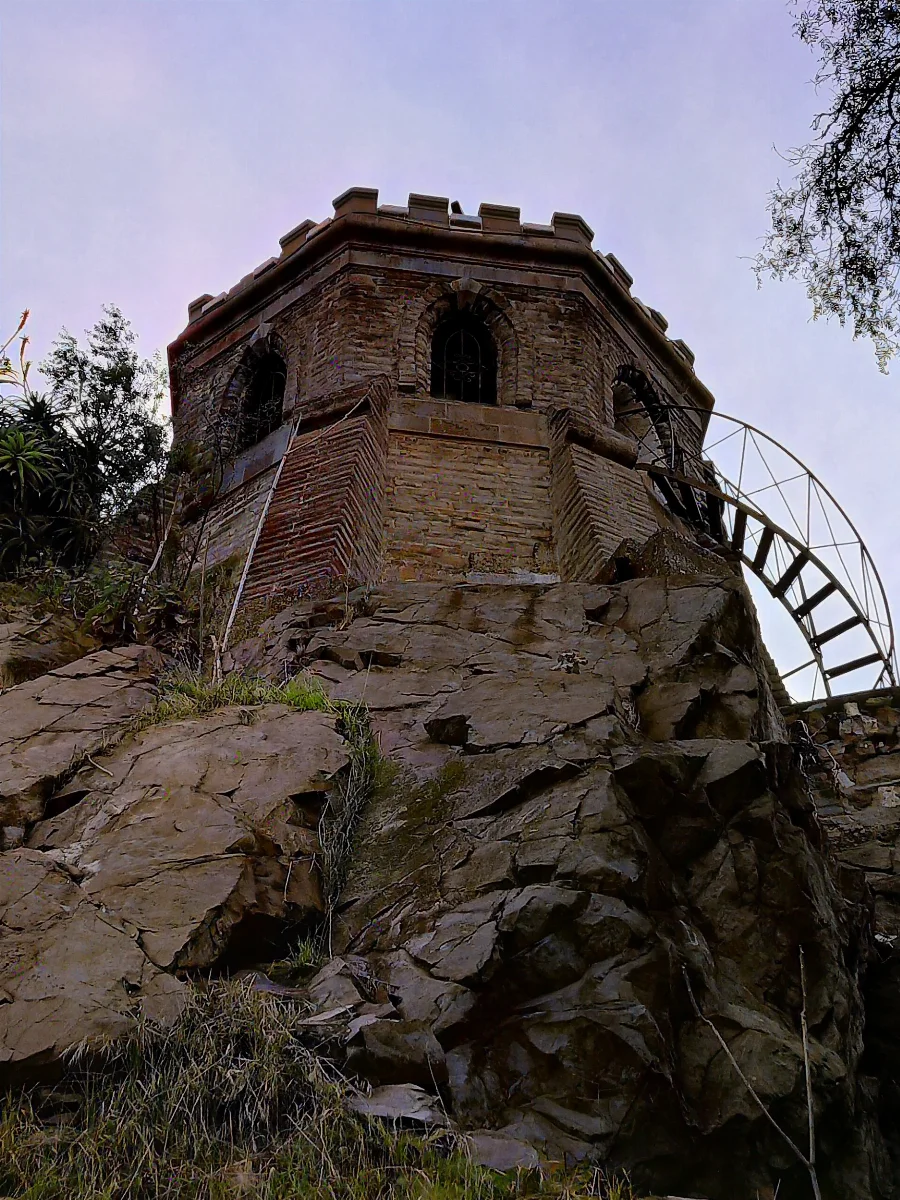 Torreón Caupolicán del Cerro Santa Lucía con cielo nublado y escalera lateral — aprox. 1880–1930 | Chile de Ayer