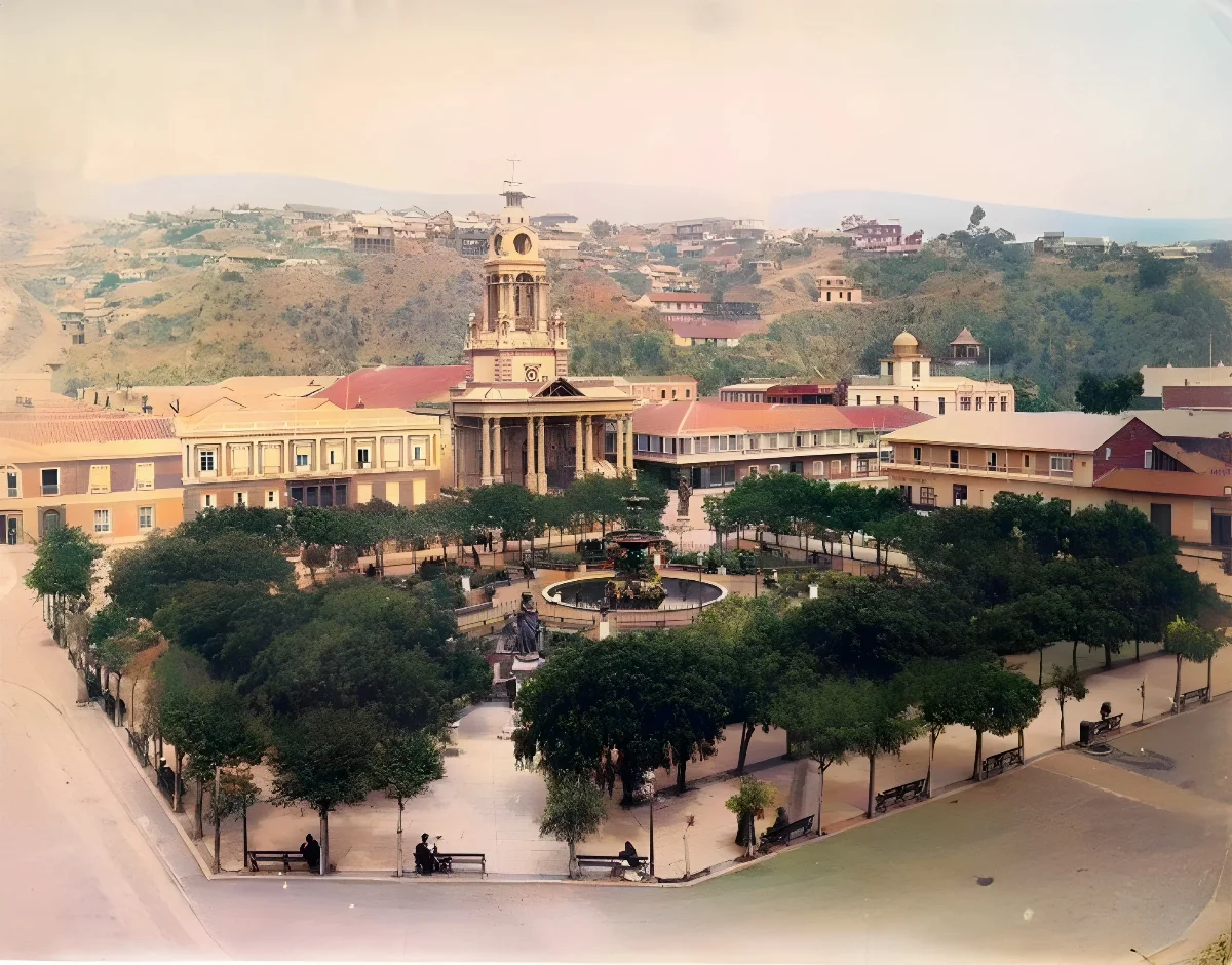 Así era la concurrida Plaza de la Victoria de Valparaíso hacia 1885 — 1885 | Chile de Ayer