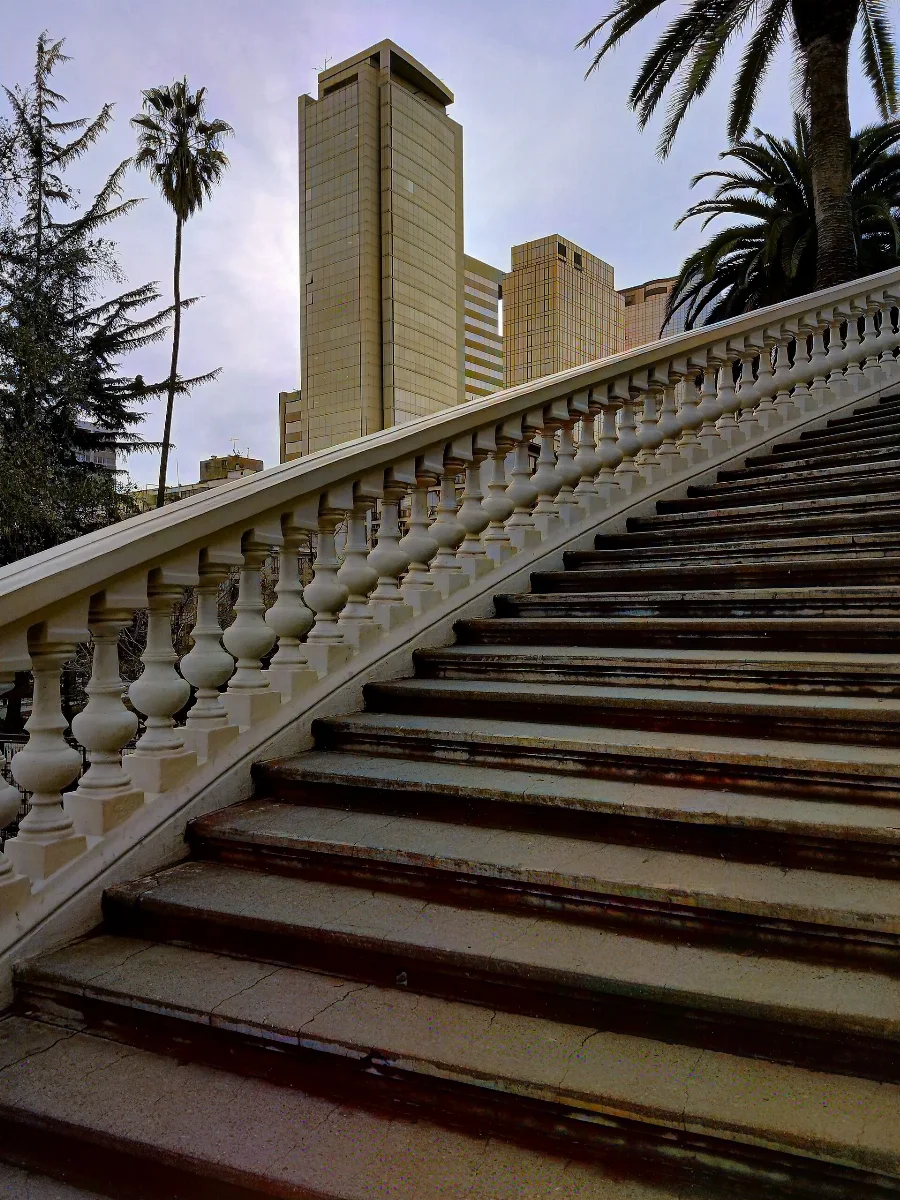 Escalinata con balaustrada del Cerro Santa Lucía y edificio Telefónica al fondo — aprox. 1880–1930 | Chile de Ayer