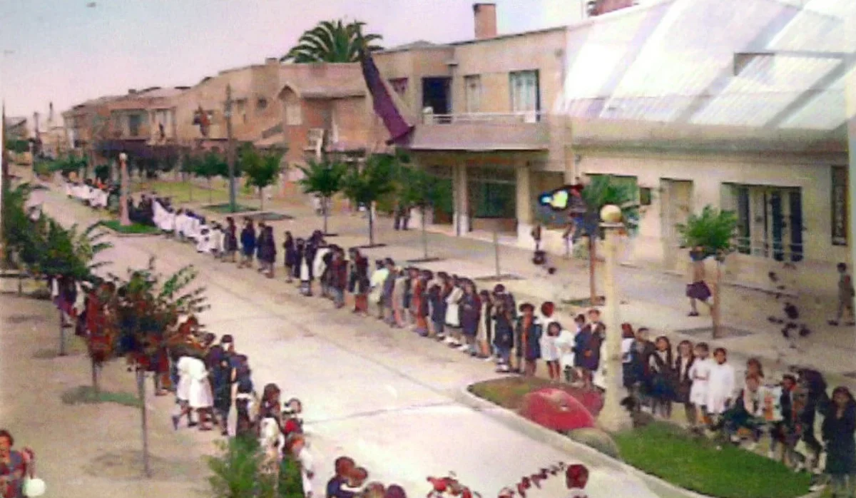 Av. Claudina Urrutia, Cauquenes, 1942 — Liceo de Hombres de Cauquenes — 1942 | Chile de Ayer