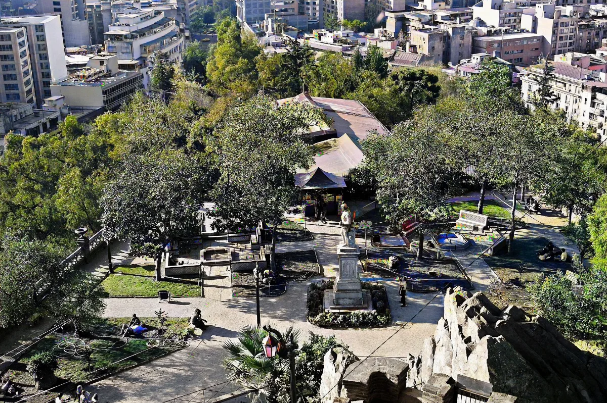 Vista aérea de la Plaza Neptuno y jardines del Cerro Santa Lucía, Santiago — aprox. 1880–1930 | Chile de Ayer