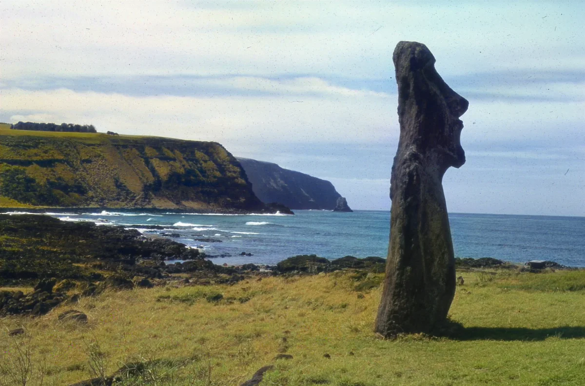 Moai A Vere en 1978 — Ahu Tongariki — 1978 | Chile de Ayer