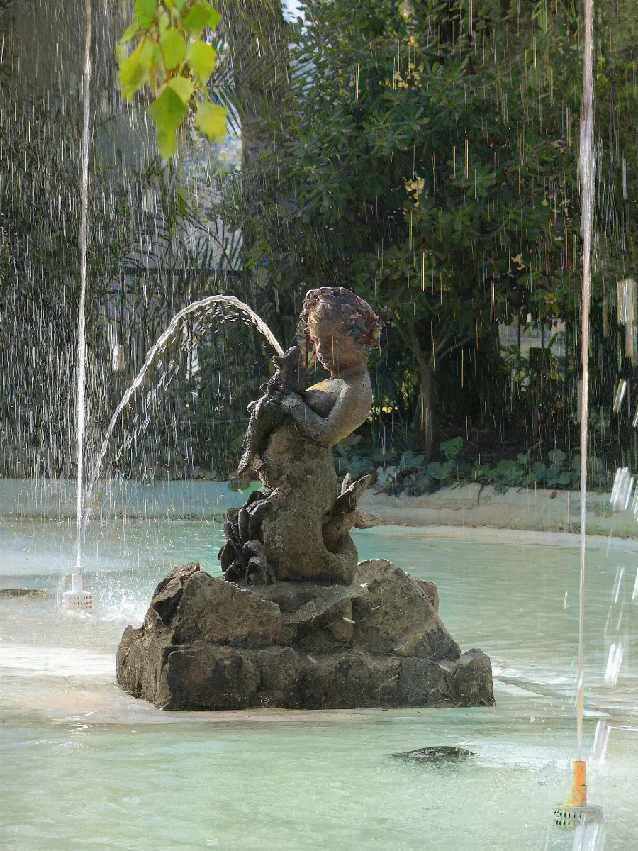 Fuente del Niño con Delfines en los jardines del Cerro Santa Lucía, Santiago — aprox. 1880–1930 | Chile de Ayer