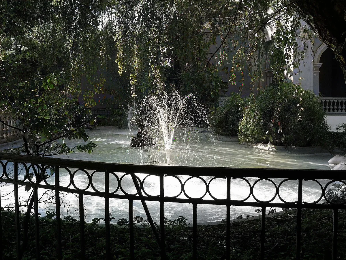 Estanque con fuente en jardín histórico — aprox. 1880–1930 | Chile de Ayer