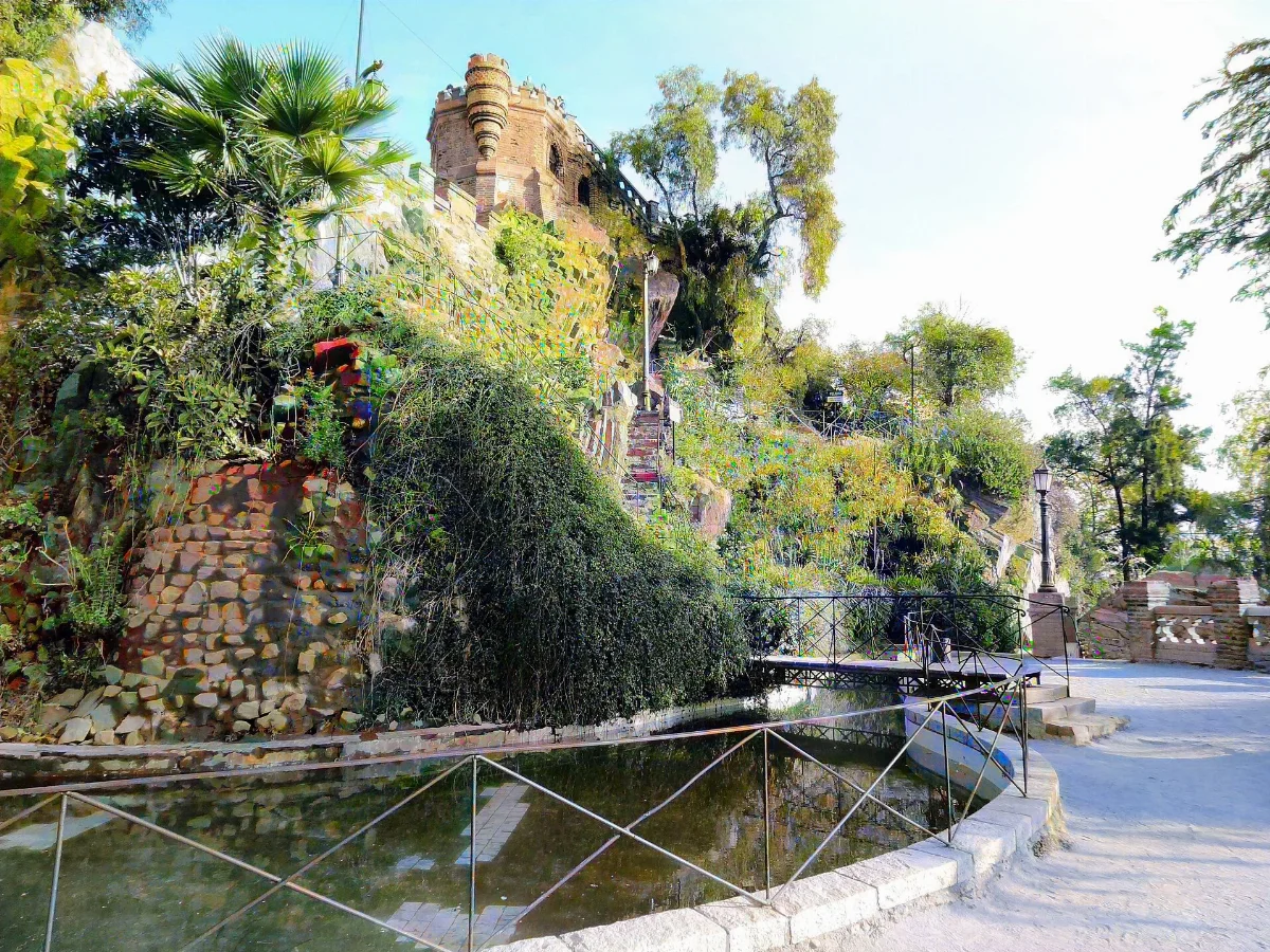 Piscina decorativa y roqueríos en la base del Cerro Santa Lucía, Santiago — aprox. 1880–1930 | Chile de Ayer