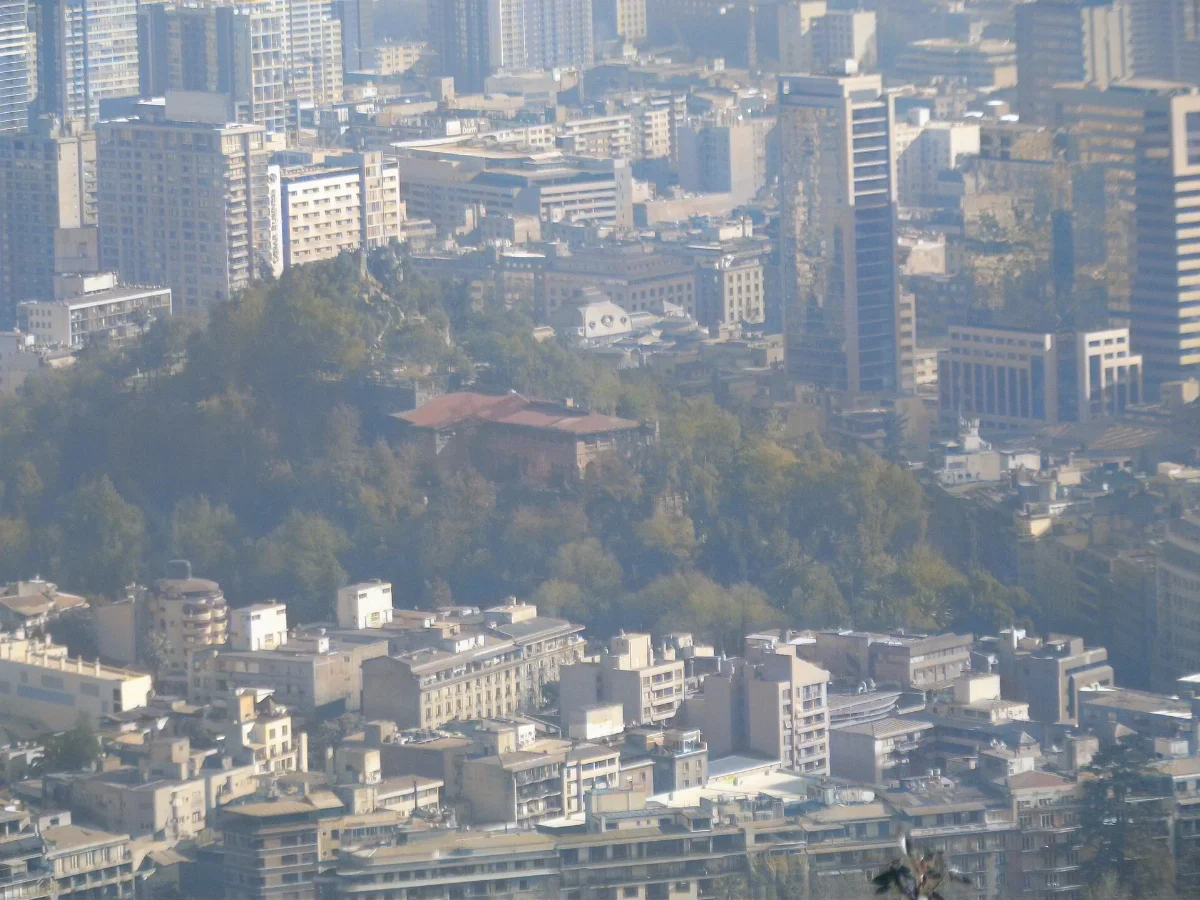 Vista lejana del Cerro Santa Lucía rodeado por los edificios del centro de Santiago — aprox. 1880–1930 | Chile de Ayer