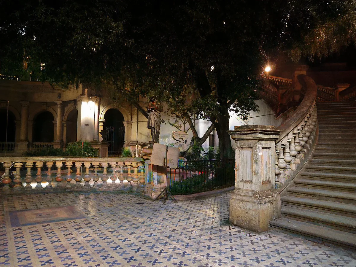 Cerro Santa Lucía: plaza nocturna con estatua y escalinata — aprox. 1880–1930 | Chile de Ayer