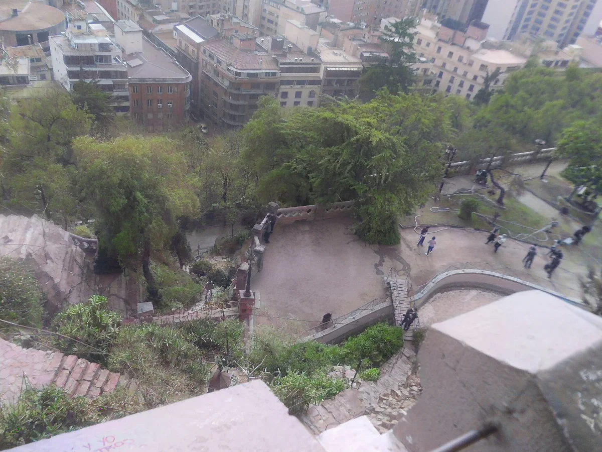Cerro Santa Lucía, plaza de juegos y vegetación desde altura — aprox. 1880–1930 | Chile de Ayer