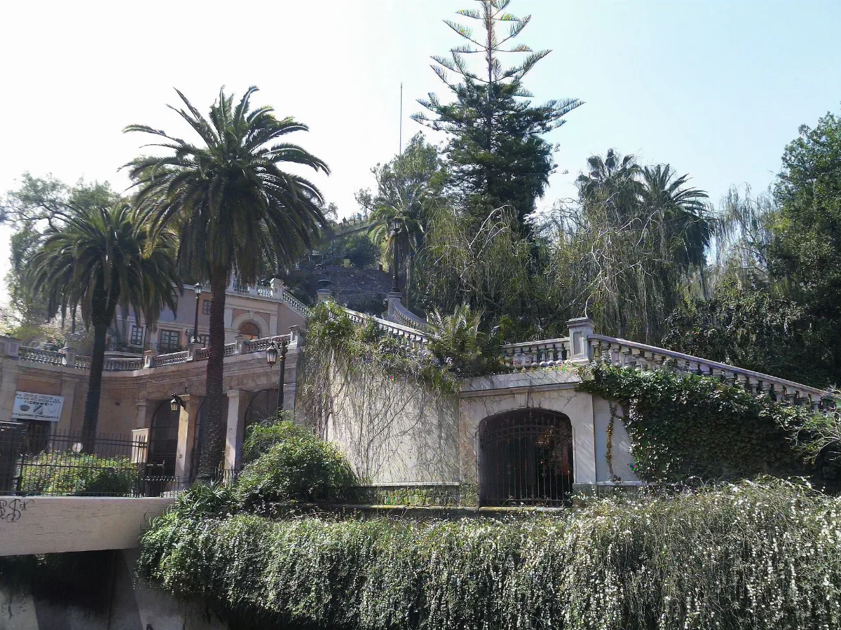 Castillo Hidalgo y palmeras en la ladera del Cerro Santa Lucía, Santiago — aprox. 1880–1930 | Chile de Ayer