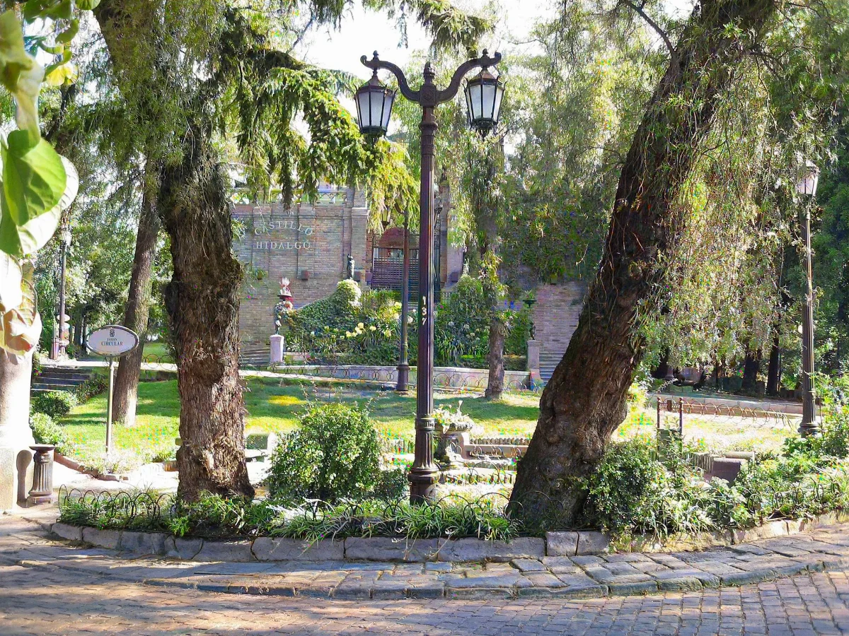 Plaza interior con farol central del Cerro Santa Lucía, Santiago — aprox. 1880–1930 | Chile de Ayer