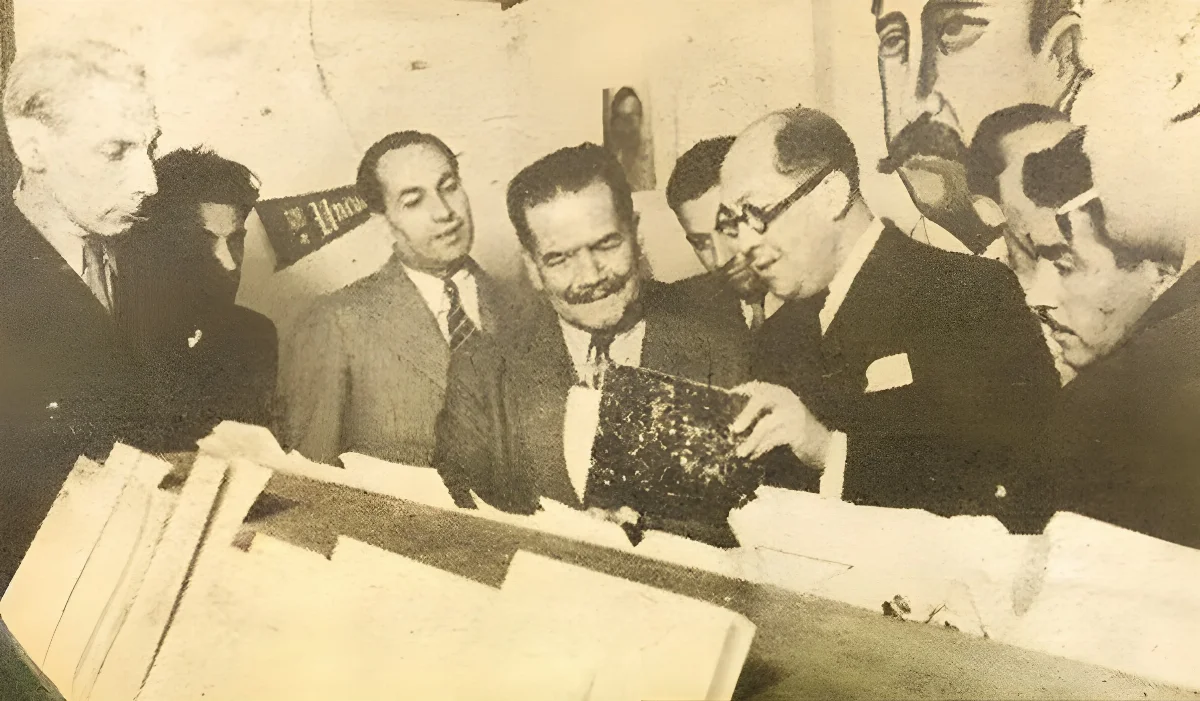 Romero Alberto con el pte Pedro Aguirre Cerda -foto FeriaLibro1939 — 1939 | Chile de Ayer
