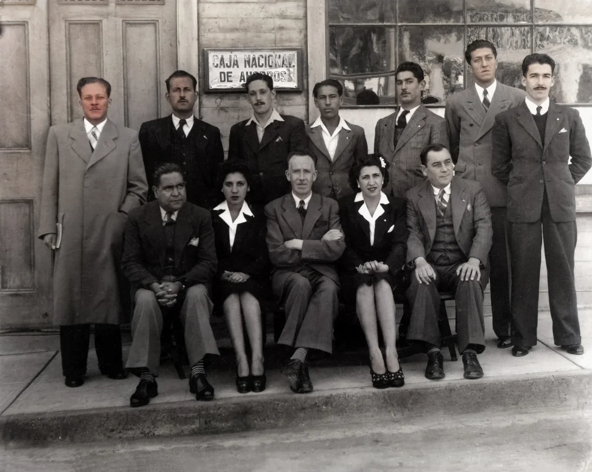 Empleados de la Caja Nacional de Ahorros de Chañaral — 1945 | Chile de Ayer