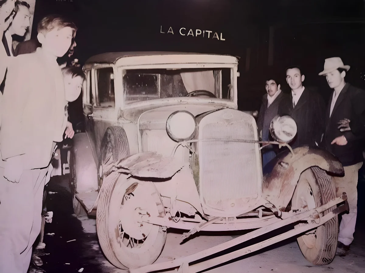 Automóvil antiguo del 48, frente a la antigua tienda penquista "La capital" — Concepción — 1960 | Chile de Ayer
