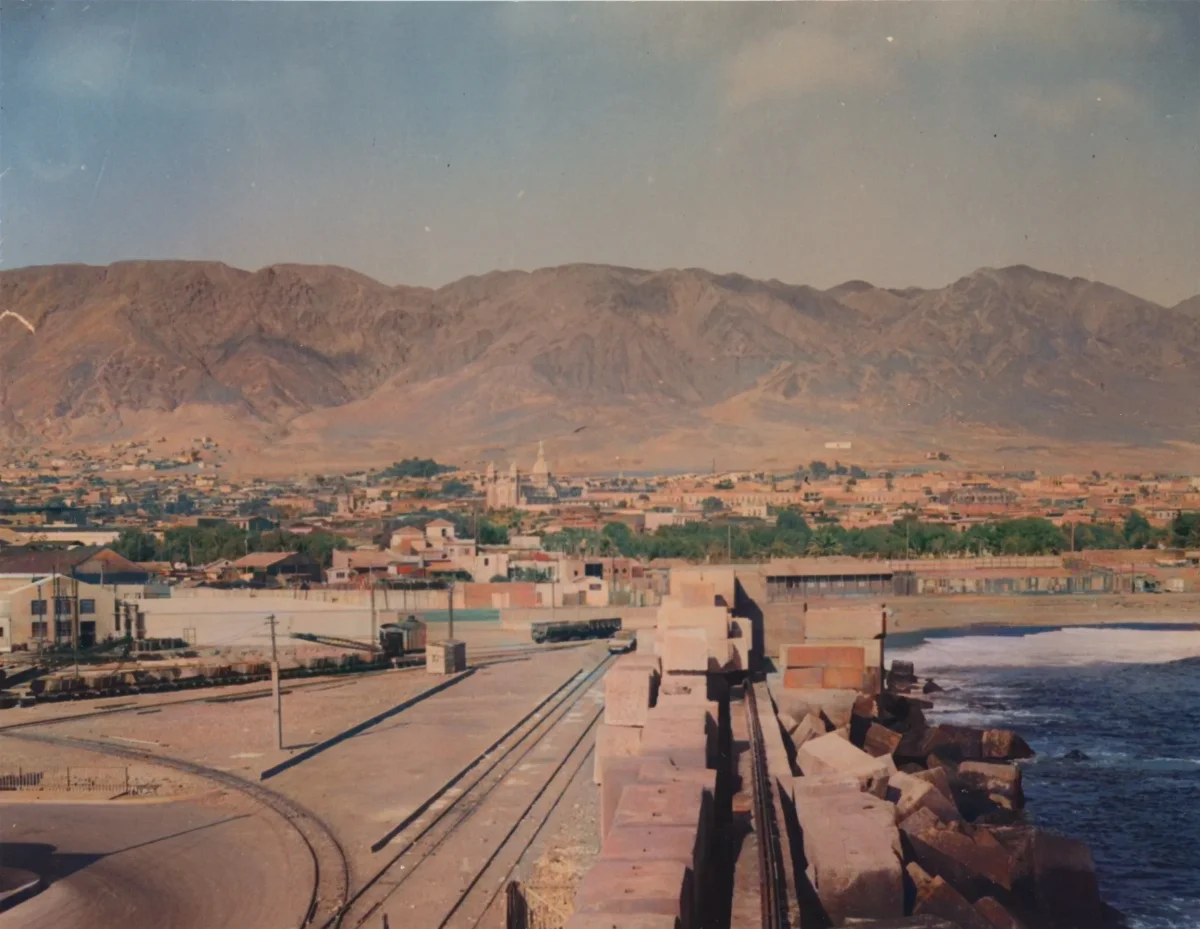 43-2548 - The docks at Antofagasta built of huge concrete blocks, part of which washed out in a storm - since repaired. — Antofagasta — 1941 | Chile de Ayer