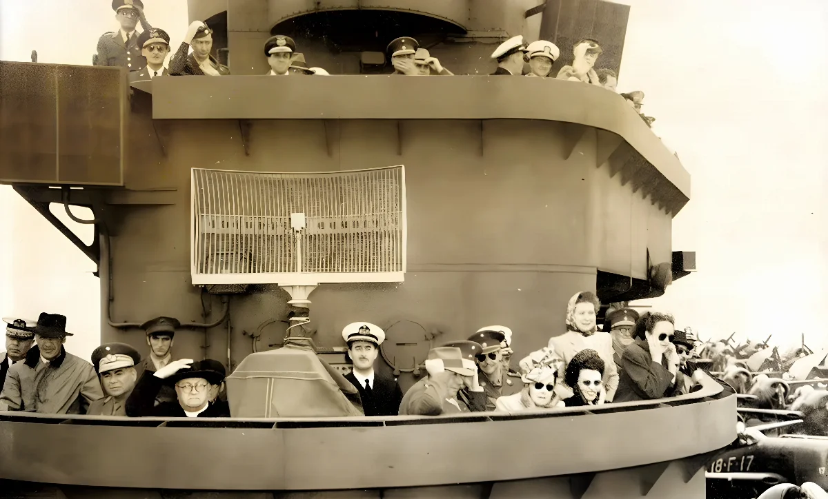 Chilean dignitaries aboard USS Leyte (CV-32) in November 1946 — 1946 | Chile de Ayer