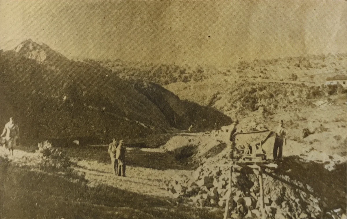 Desvio a las minas de carbon de antihuala, en construccion (58 memoria de EFE) — 1943 | Chile de Ayer