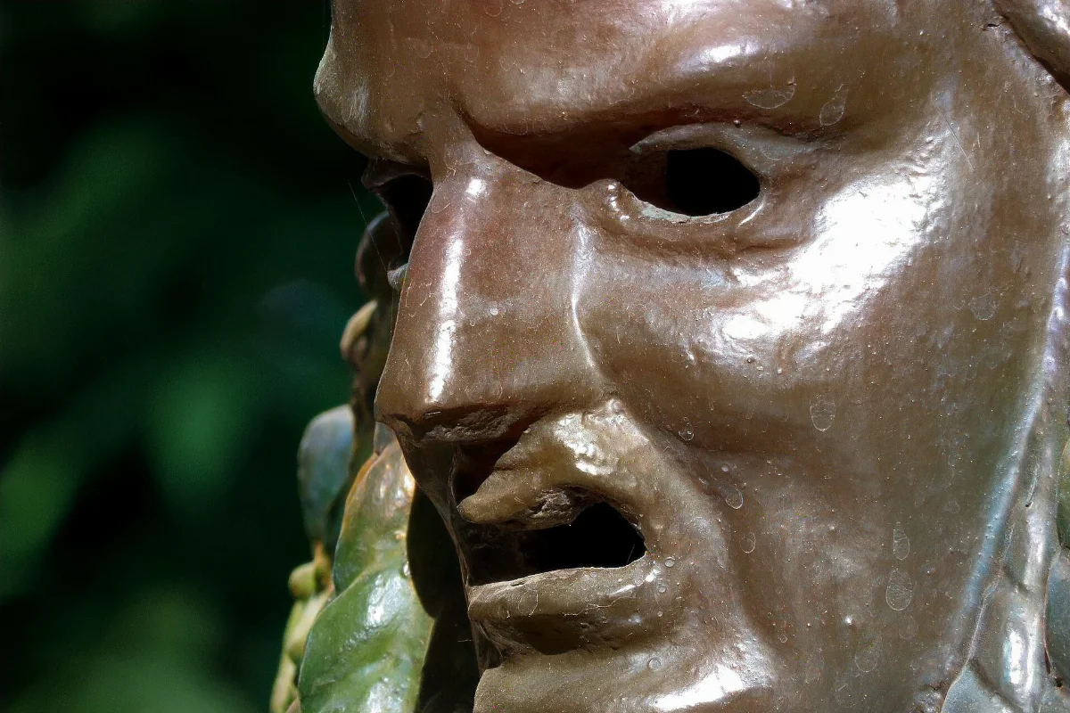 Escultura de bronce, detalle de rostro en Cerro Santa Lucía — aprox. 1880–1930 | Chile de Ayer