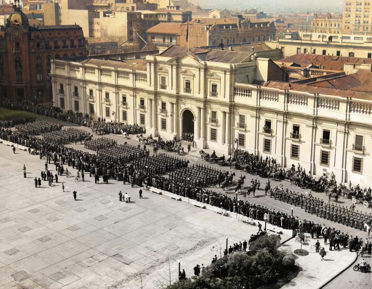 Military parade at La Moneda Palace in 1944 — 1944 | Chile de Ayer