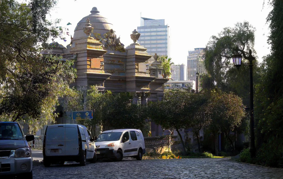 Cerro Santa Lucía, edificio con cúpula dorada y follaje otoñal — aprox. 1880–1930 | Chile de Ayer